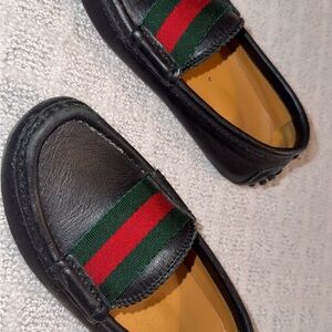 Gucci Kids Black Loafers with Green and Red Stripe